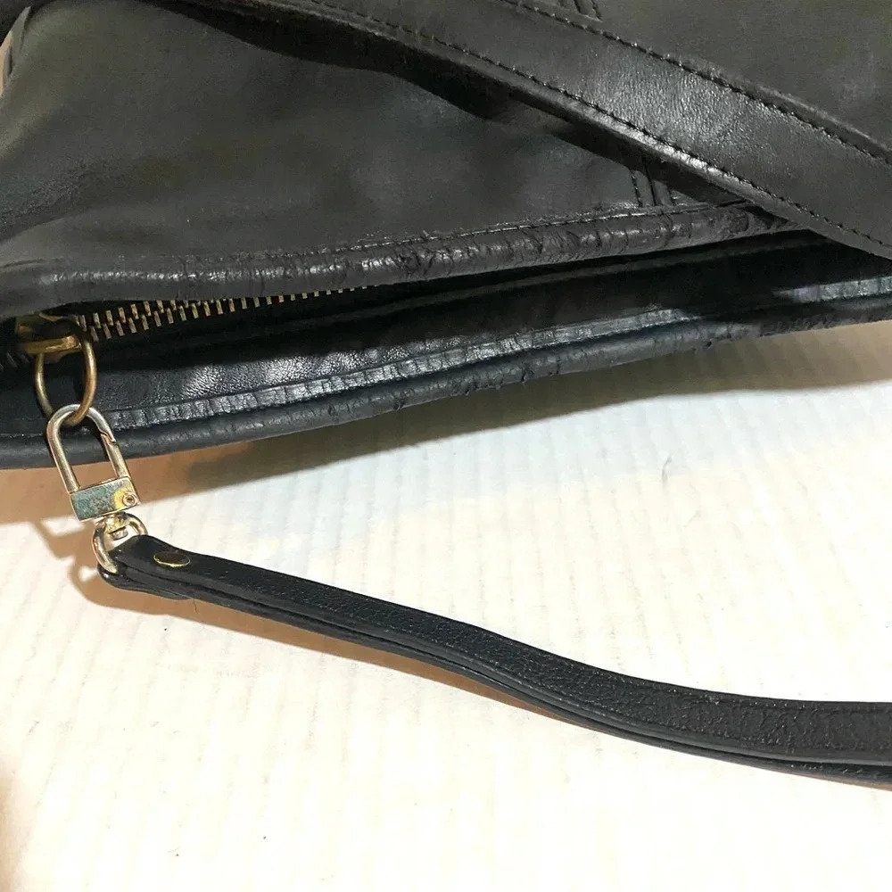 Coach vintage black distressed leather crossbody handbag - Picture 7 of 13